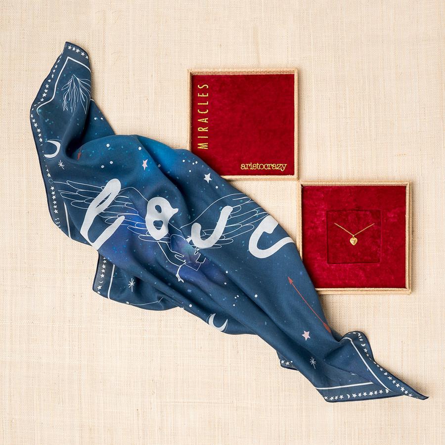 El corazón como símbolo de amor. El símbolo de amor por excelencia será todo un acierto para regalar en el día más romántico del año. Como este colgante en forma de corazón de la colección Miraclese de Aristocrazy, en plata de ley recubierta de oro amarillo de 18 quilates tiene incrustados un zafiro azul, rosa, verde y naranja. Además, hasta el 14 de febrero, los regalos de San Valentín incluirán el pañuelo y una caja de edición limitada, por la compra de las joyas de la colección. (Precio: 99 euros)