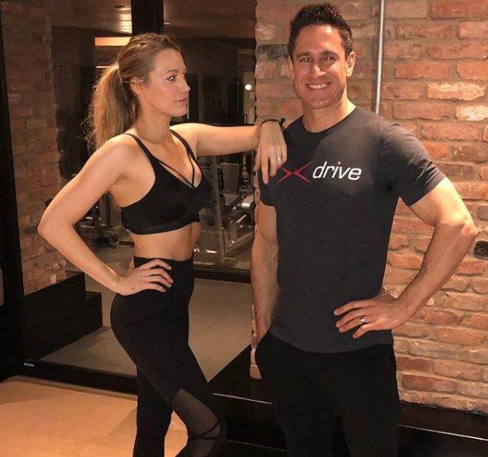 Blake Lively se pone en forma. La actriz ha colgado esta imagen en Instagram, mientras anima a todos aquellos que quieran perder unos kilos a ponerse manos a la obra. «Mirando Instagram y quejándome por no tener el cuerpo de una modelo no voy a perder el peso que gané durante el embarazo», ha escrito la intérprete