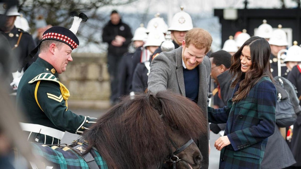 Meghan Markle conquista el corazón de los escoceses con su abrigo de tartán. El Príncipe Harry y su futura mujer han visitado este martes Edimburgo después de anunciar su compromiso. Y como no podía ser de otra manera, la futura mujer del nieto de la Reina Isabel II eligió, para la ocasión, una prenda segura: un abrigo de tartán (tejido asociado tradicionalmente con Escocia) de Burberry