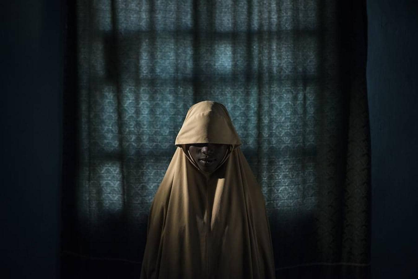 La obra del fotógrafo australiano Adam Ferguson para el New York Times tomada el 21 de septiembre de 2017 que muestra a la joven Aisha, de 14 años, en Maiduguri en el estado de Borno (Nigeria). Aisha fue secuestrada por Boko Haram y obligada a inmolarse en una misión suicida. Tras ser atada con cinturones explosivos, Aisha consiguió ayuda y logró evitar su muerte y una catástrofe. 