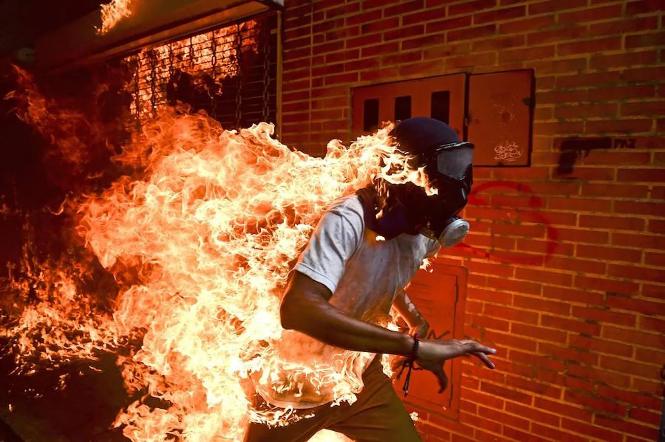 La imagen tomada por el fotógrafo Romaldo Schemidt de la agencia France Presse (AFP) el 3 de mayo de 2017 que muestra a un manifestante en llamas durante unos enfrentamientos con la policía durante una protesta en contra del presidente venezolano, Nicolás Maduro, en Caracas (Venezuela). 