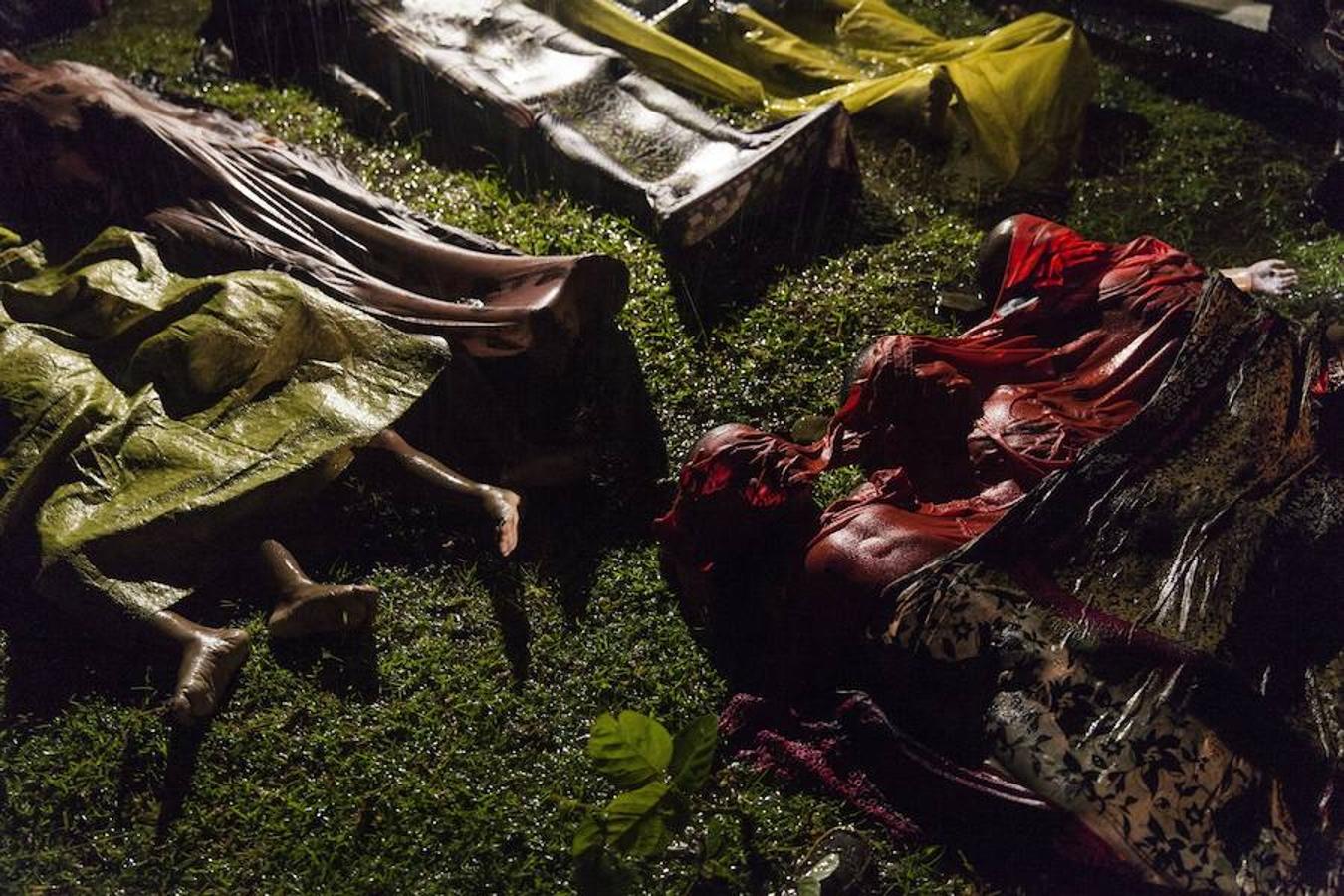 La fotografía tomada por el fotógrafo Patrick Brown de Panos Pictures es de septiembre de 2017 y muestra los cuerpos sin vida de unos niños y refugiados Rohinyá en una playa en Cox Bazar (Bangladesh) después de que su barco naufragase mientras huían de Birmania. 