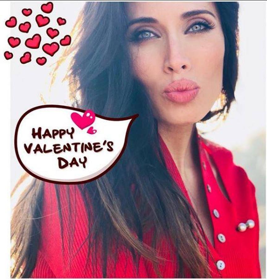 Pilar Rubio. Vestida de rojo pasión, la presentadora desea un feliz San Valentín con un selfie