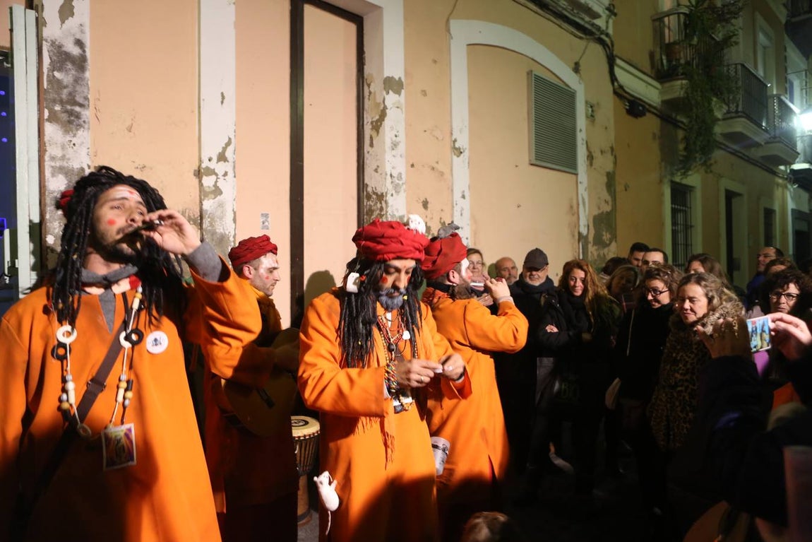 FOTOS: Ambiente en El Pópulo en el Carnaval del Cádiz 2018