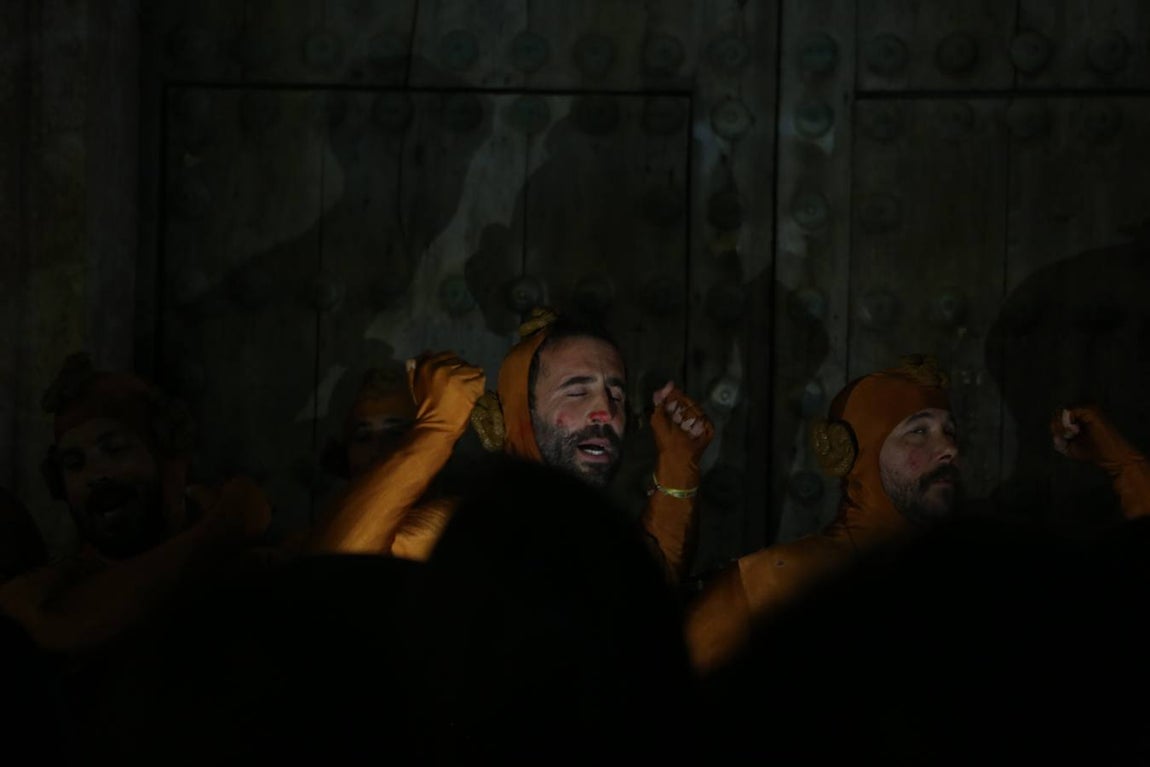 FOTOS: Ambiente en El Pópulo en el Carnaval del Cádiz 2018