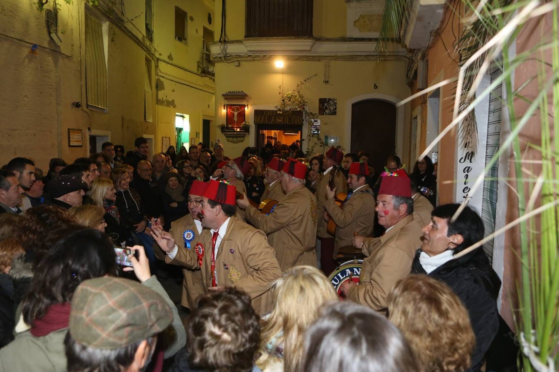 FOTOS: Ambiente en El Pópulo en el Carnaval del Cádiz 2018