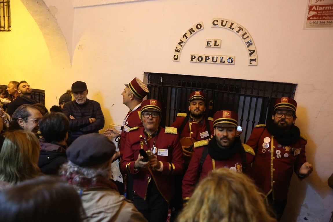 FOTOS: Ambiente en El Pópulo en el Carnaval del Cádiz 2018