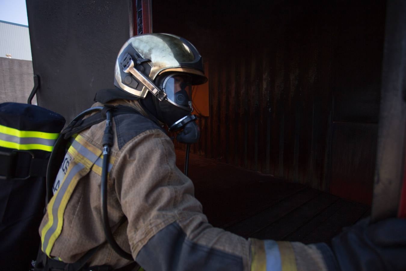 Así se entrenan los bomberos en el nuevo campo de prácticas del Puerto