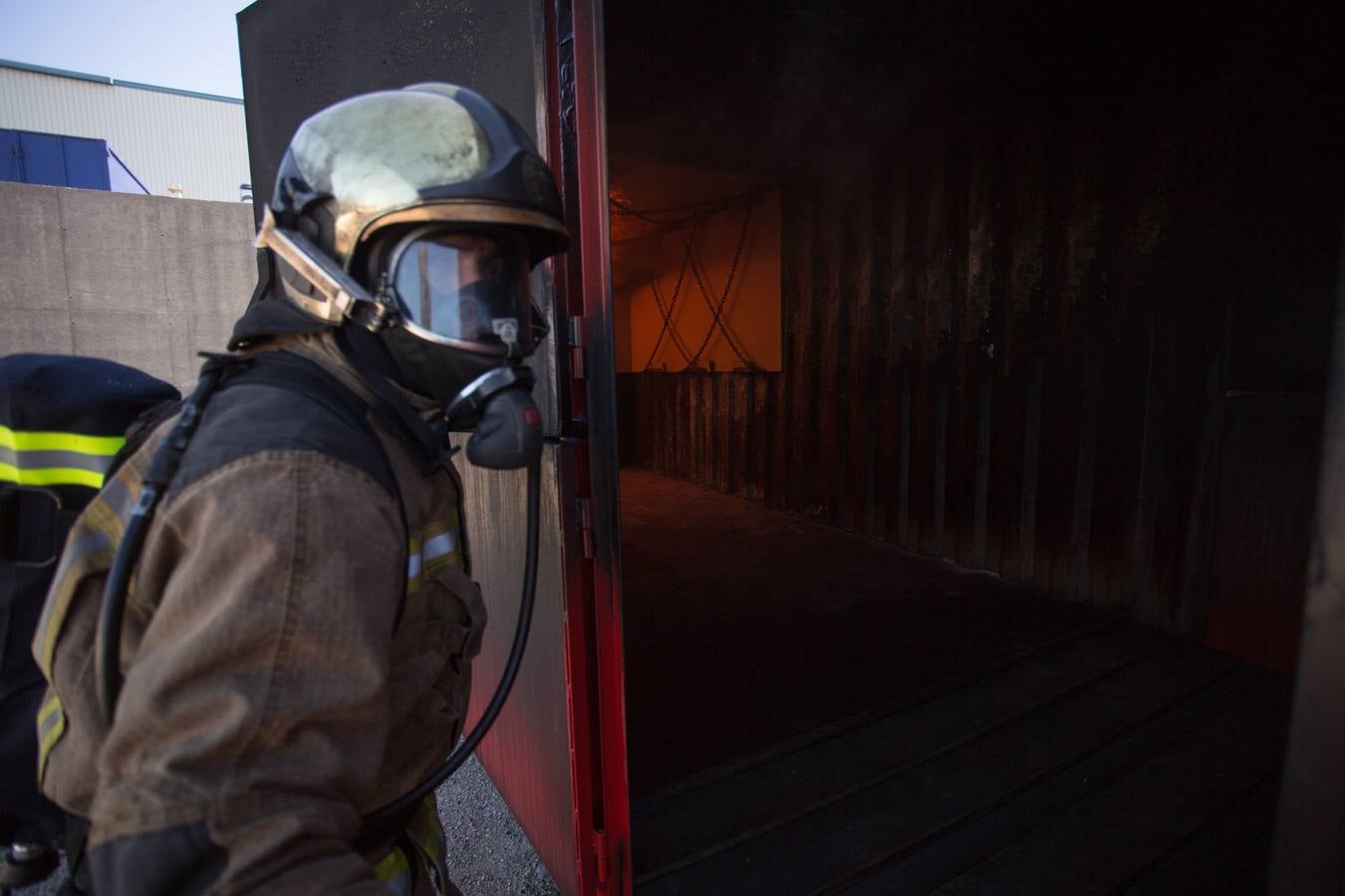 Así se entrenan los bomberos en el nuevo campo de prácticas del Puerto