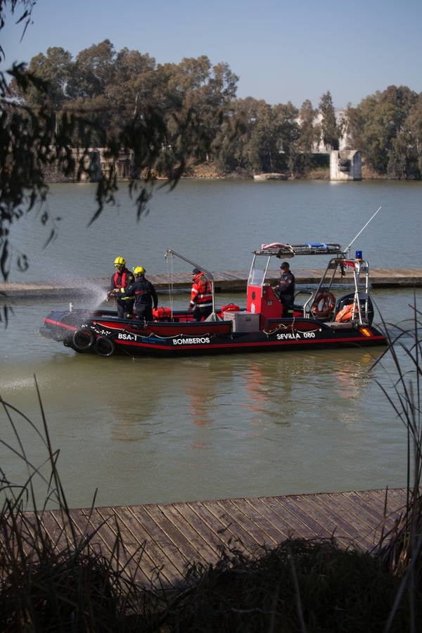 Así se entrenan los bomberos en el nuevo campo de prácticas del Puerto