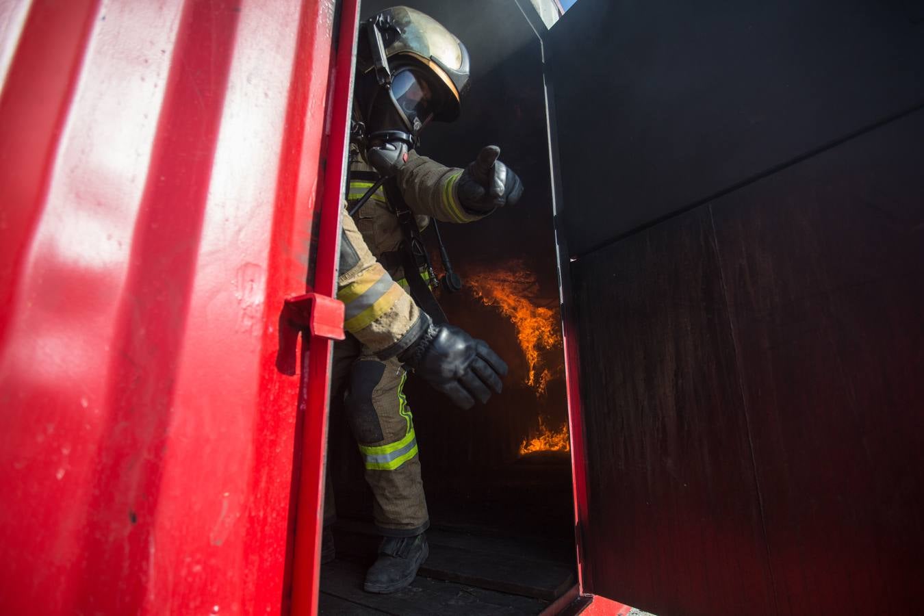 Así se entrenan los bomberos en el nuevo campo de prácticas del Puerto