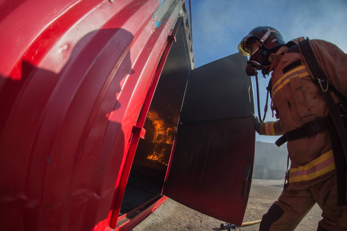 Así se entrenan los bomberos en el nuevo campo de prácticas del Puerto