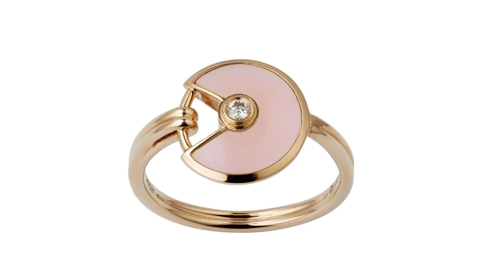 Cartier. Sortija Amulette de Cartier XS Ref. B4213400, en oro rosa, ópalo rosa y diamante. (Precio: 2.490 €).
