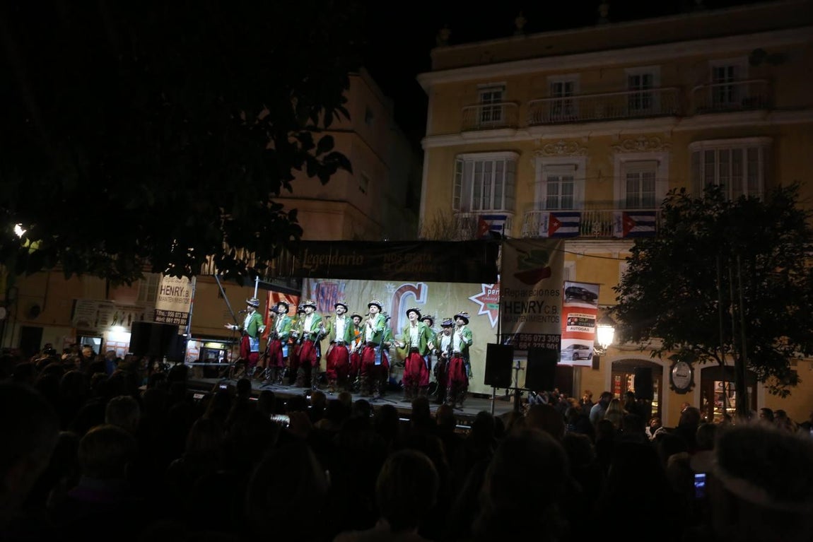 FOTOS: Ambiente en las calles de Cádiz el jueves de Carnaval