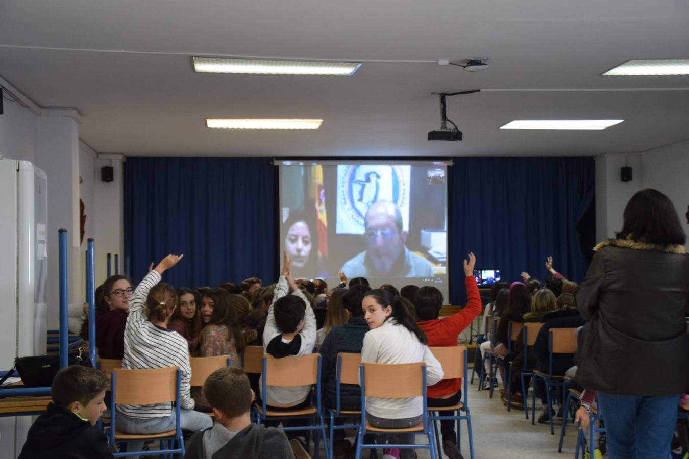 FOTOS: Alumnos del Almirante Laulhé contactan con la base de la Antártida