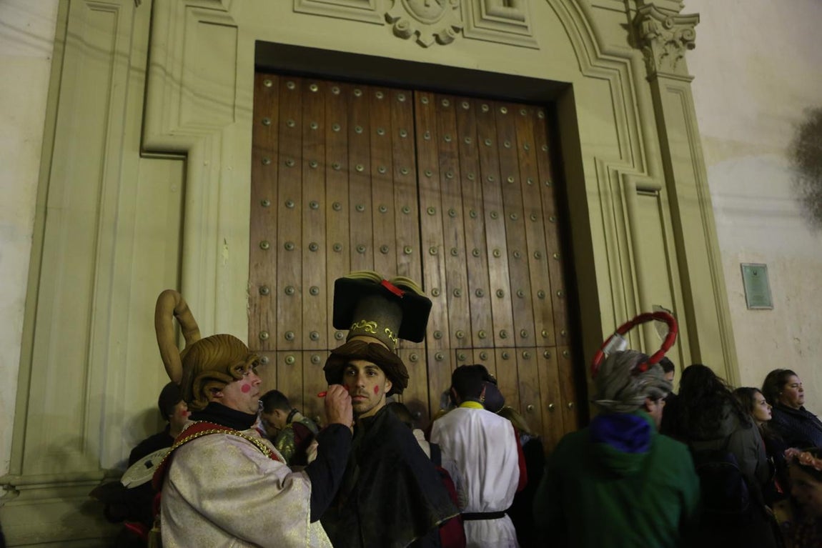 FOTOS: Ambiente en las calles de Cádiz el jueves de Carnaval