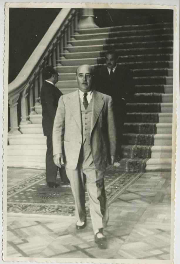 En la escalinata. Francisco Franco frente a la escalinata del Pazo de Meirás, antes de su reunión con los ministros en el año 1952