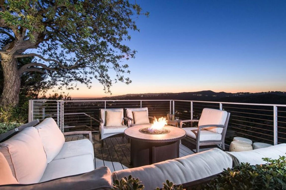 Casa ecológica. El compromiso con el medio ambiente es una constante en las decisiones de Fonda. En el momento de elegir su casa, decidió que ésta debía ser coherente con sus principios. Tiene paneles fotovoltaicos, vidrios térmicos de doble aislamiento frente a los rayos UVA, suelos de bambú y una piscina climatizada con energía solar