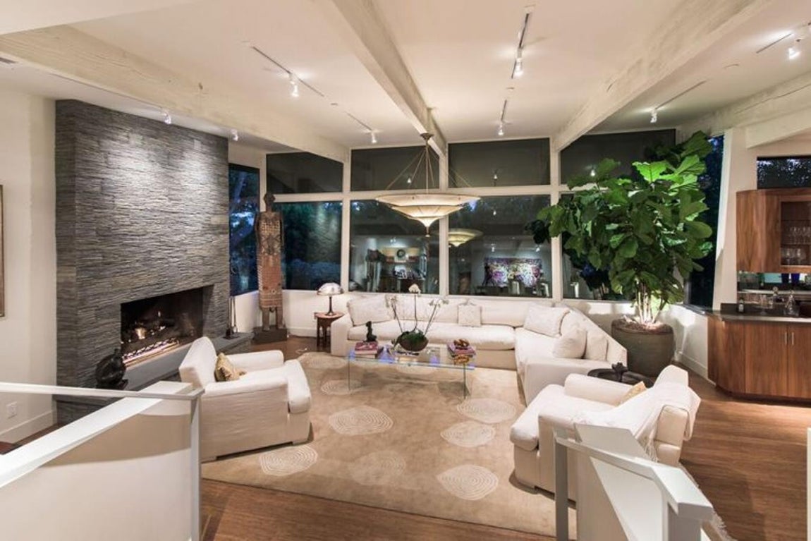 Luz natural. La claridad del día se aprovecha gracias a los enormes ventanales y a las paredes acristaladas