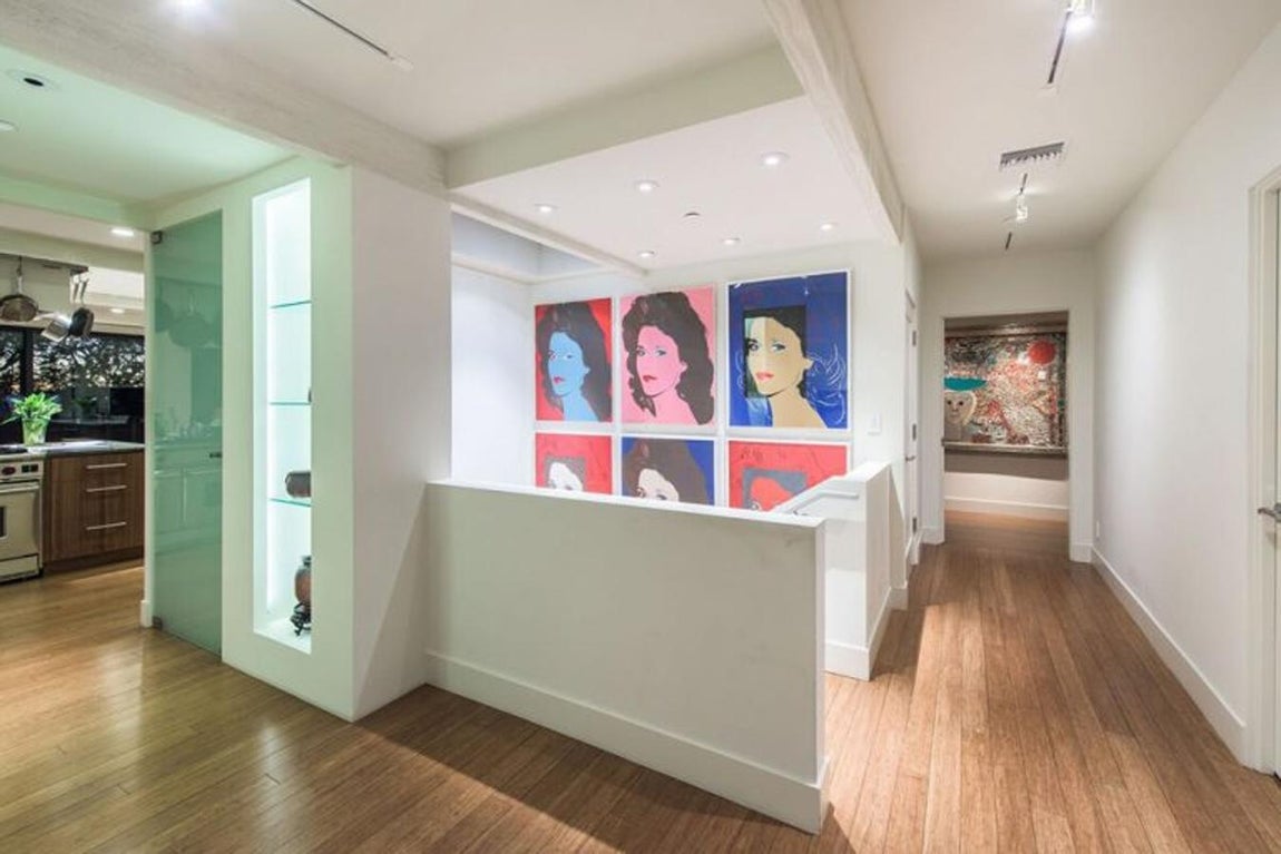 Tres tramos de escalera. La casa se divide en varias plantas separadas por una escalera. Cada tramo tiene un color: el primero en rojo, el segundo en azul y el tercero en beige