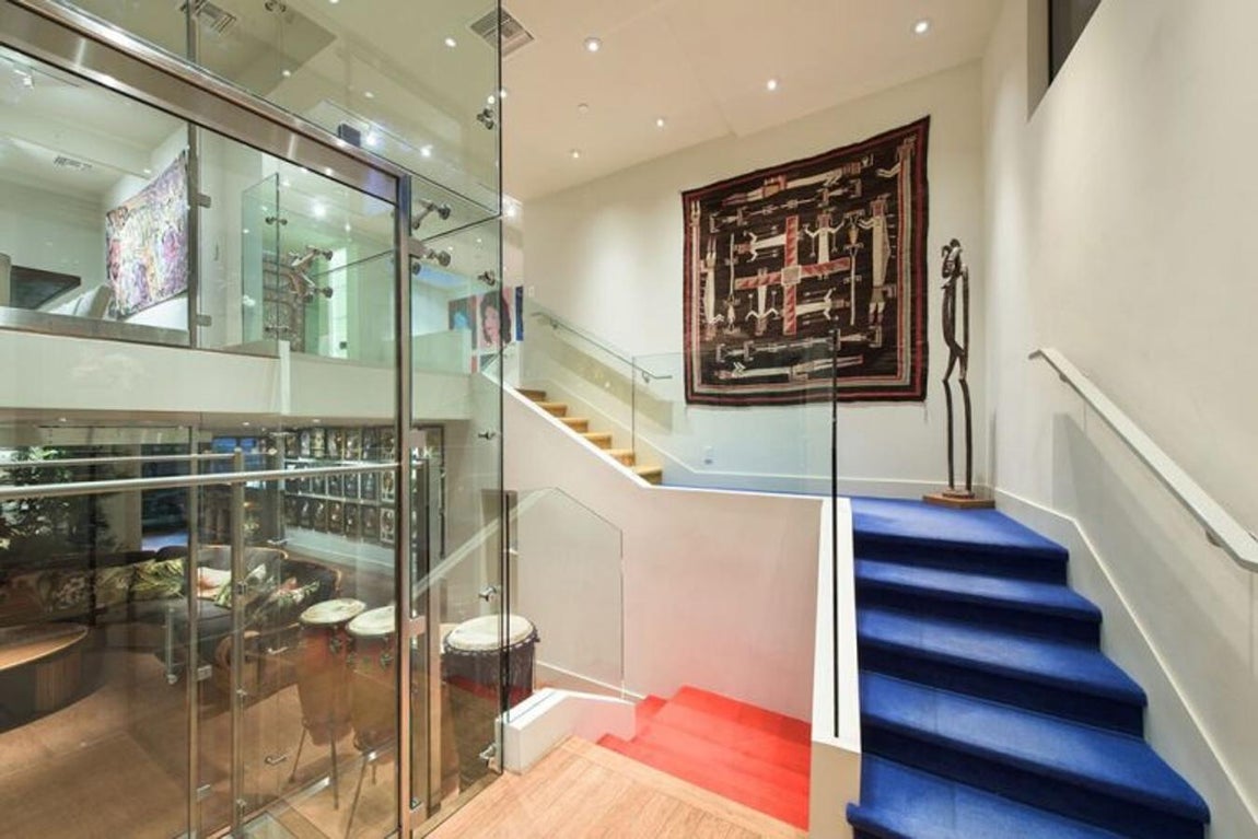 Elementos tribales. La decoración elegida por la pareja conjuga arte contemporáneo, elementos musicales, motivos tribales y arte contemporáneo