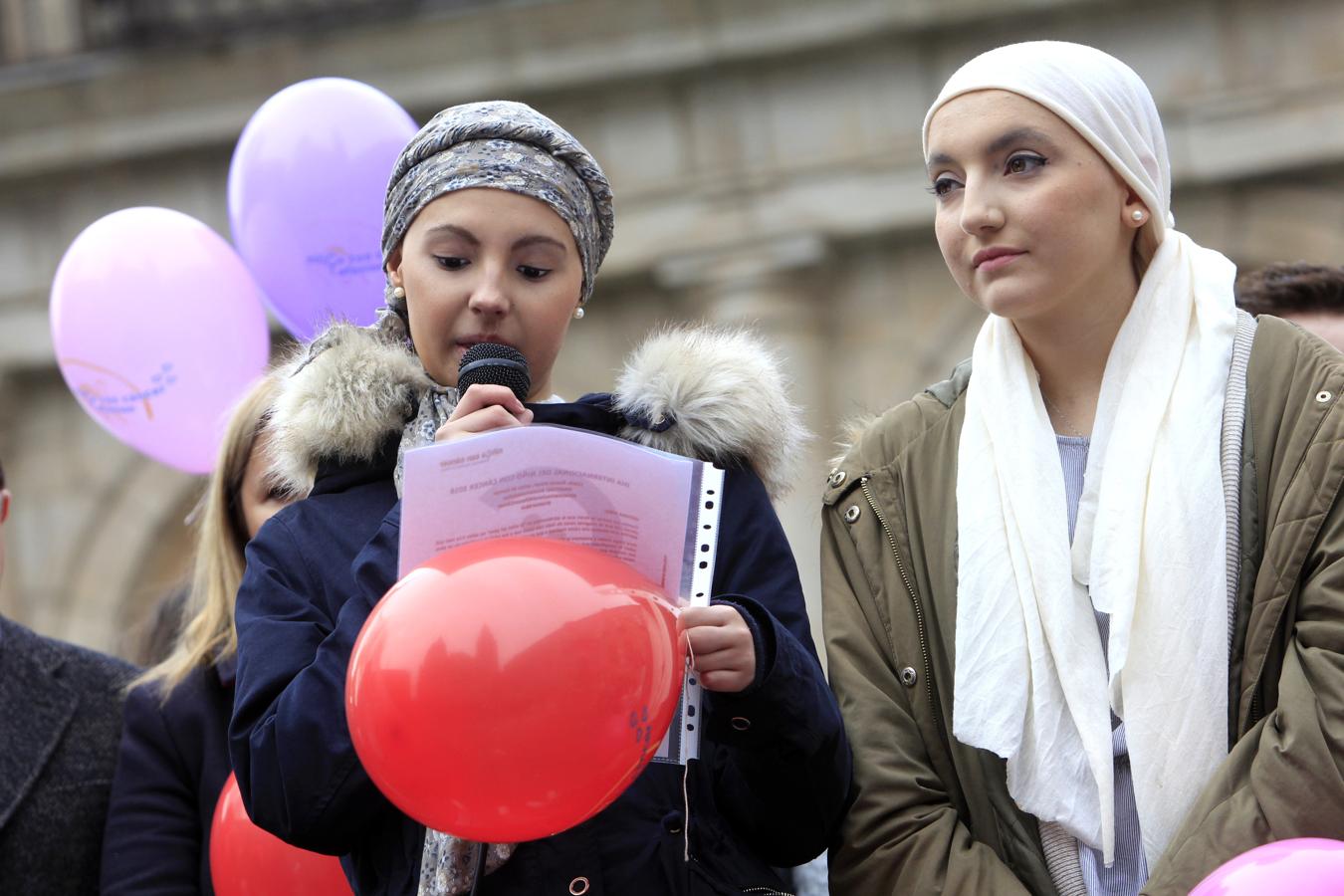 Suelta de globos de Afanion en la plaza del Ayuntamiento de Toledo