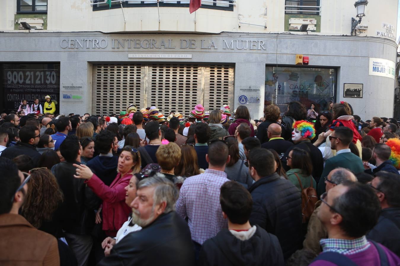 Coros e ilegales animan el Domingo de Piñata