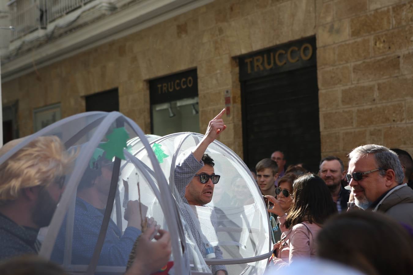 Coros e ilegales animan el Domingo de Piñata