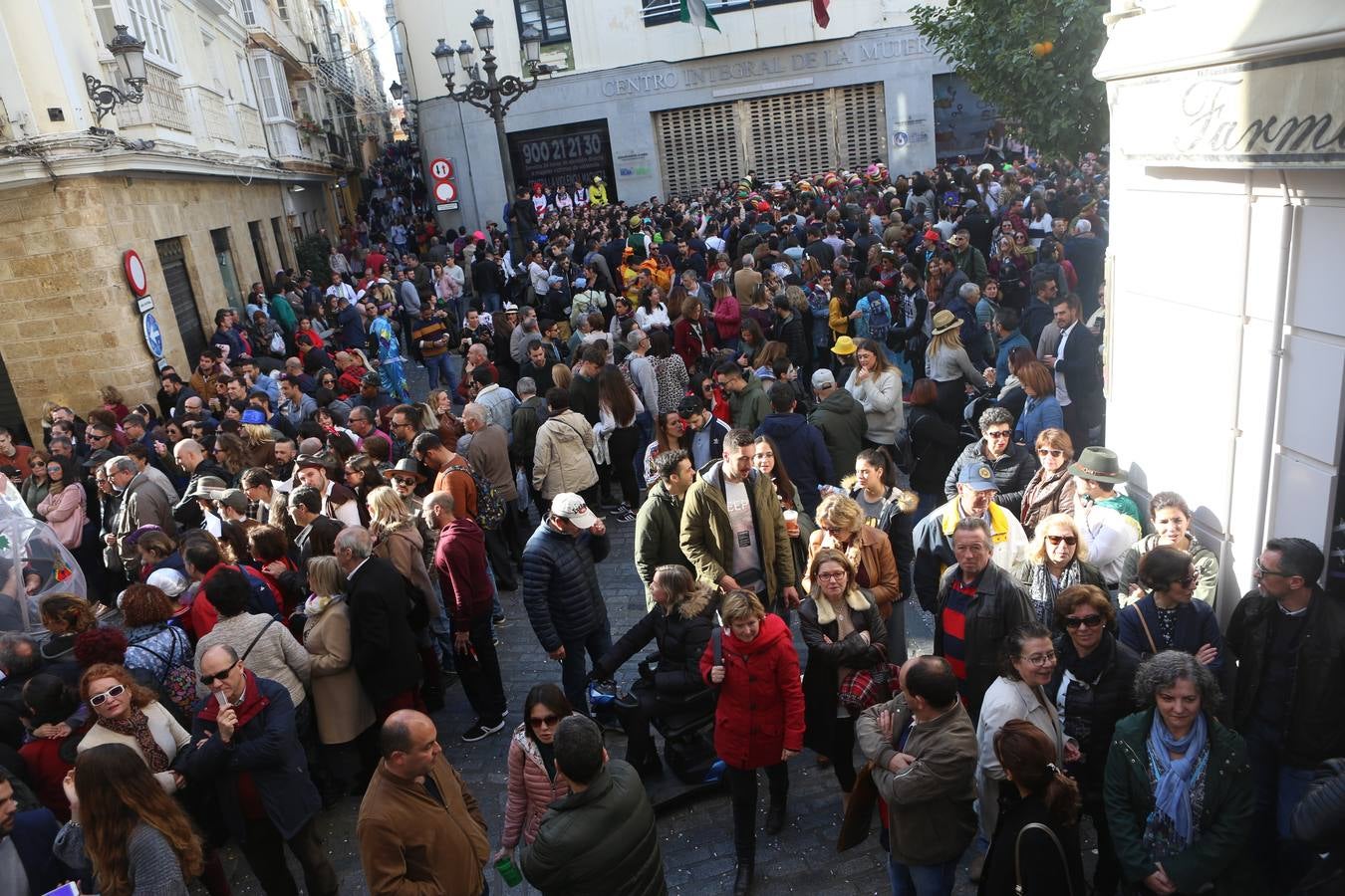 Coros e ilegales animan el Domingo de Piñata