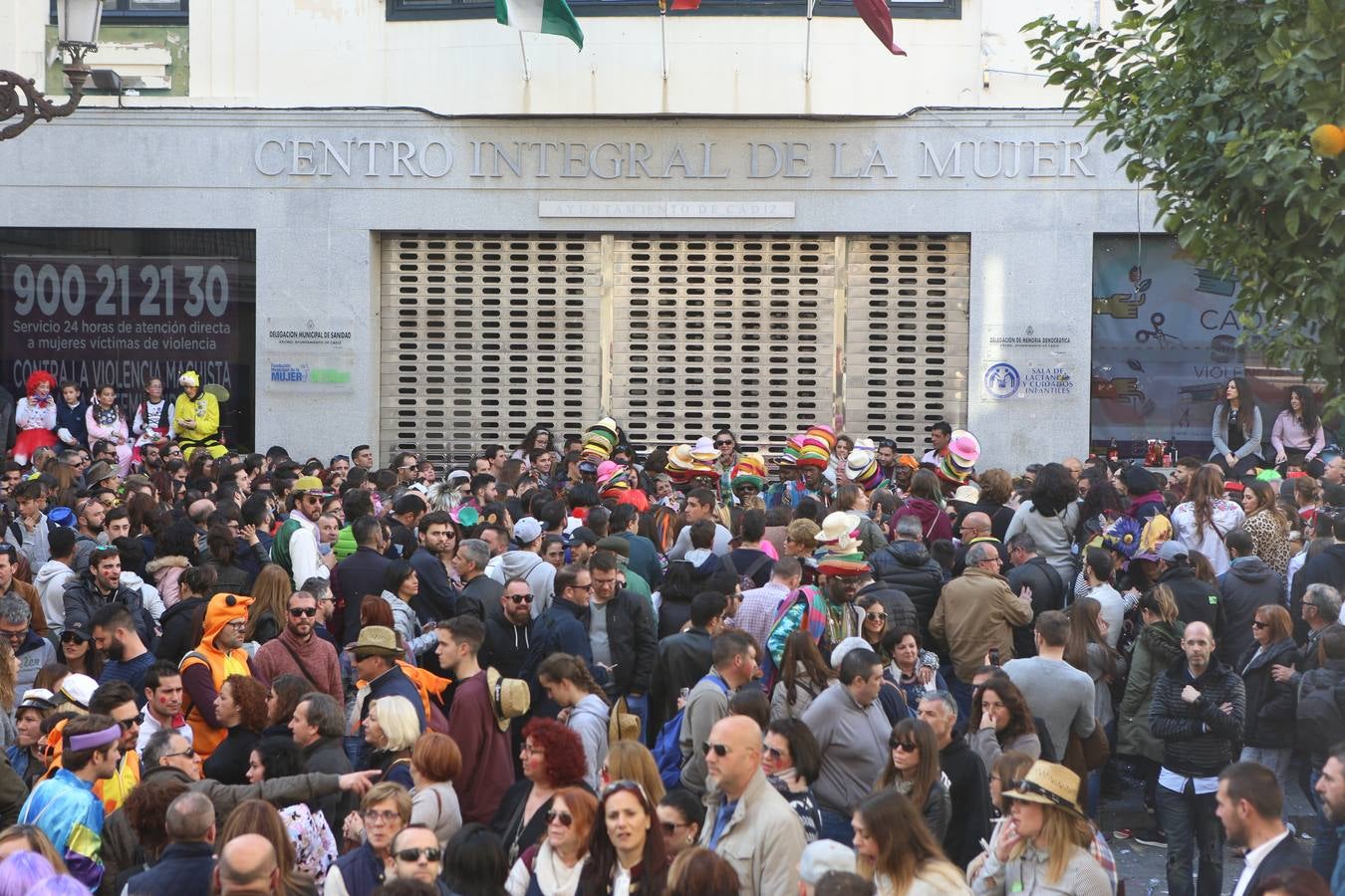 Coros e ilegales animan el Domingo de Piñata