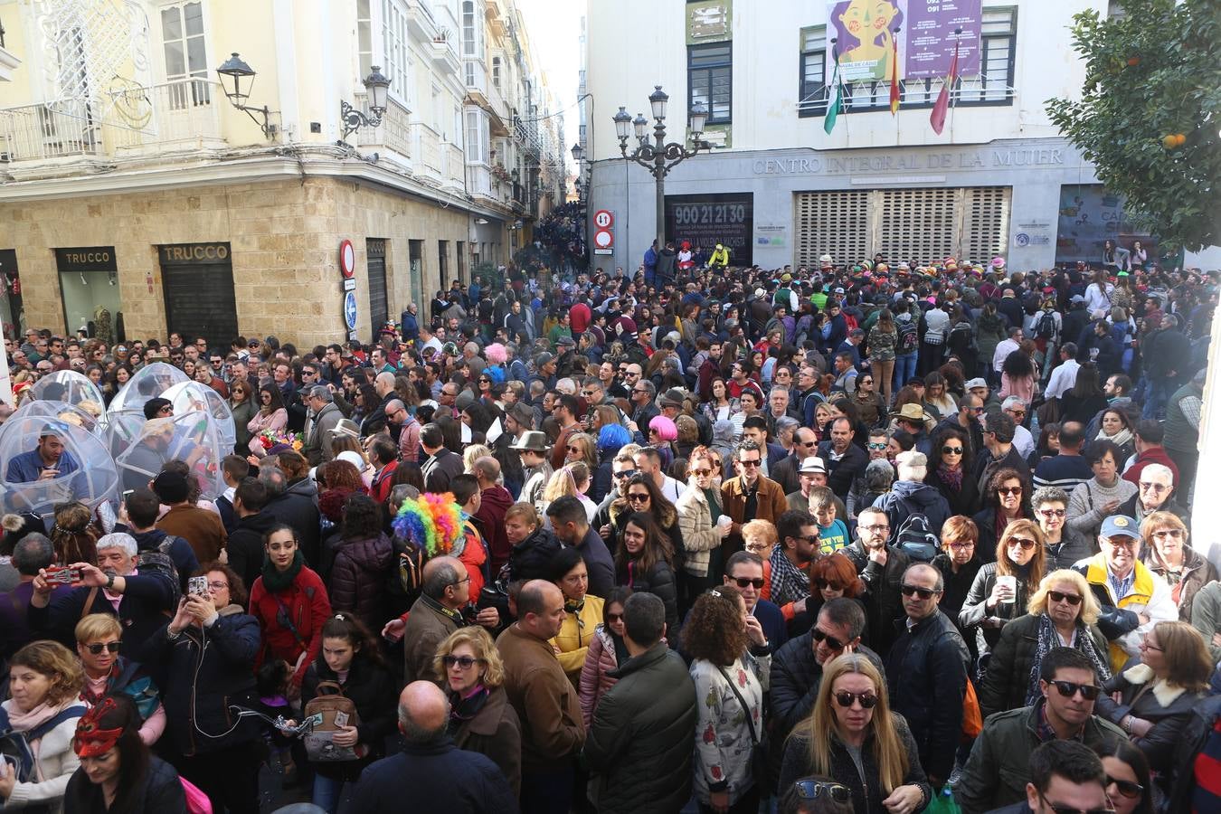 Coros e ilegales animan el Domingo de Piñata