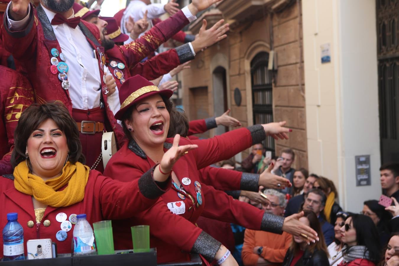 Coros e ilegales animan el Domingo de Piñata