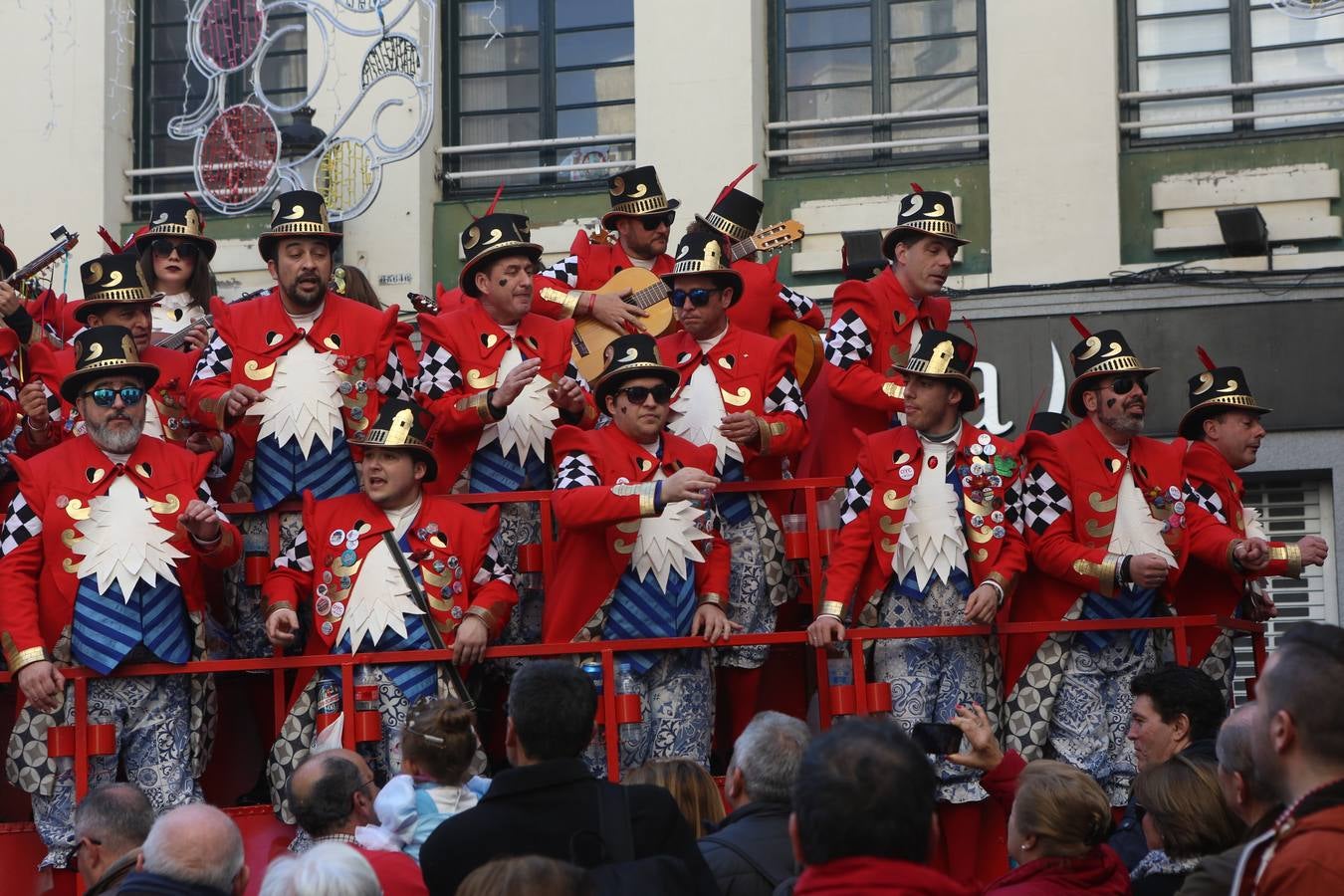 Coros e ilegales animan el Domingo de Piñata