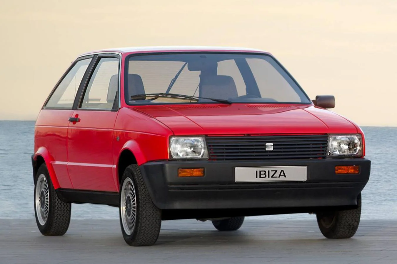 Del Ibiza existen 4 generaciones. El primero apareció en 1984. El modelo 1.5 con 85 CV costaba unas 625.000 pesetas. En la actualidad supera los 5 millones de unidades vendidas.