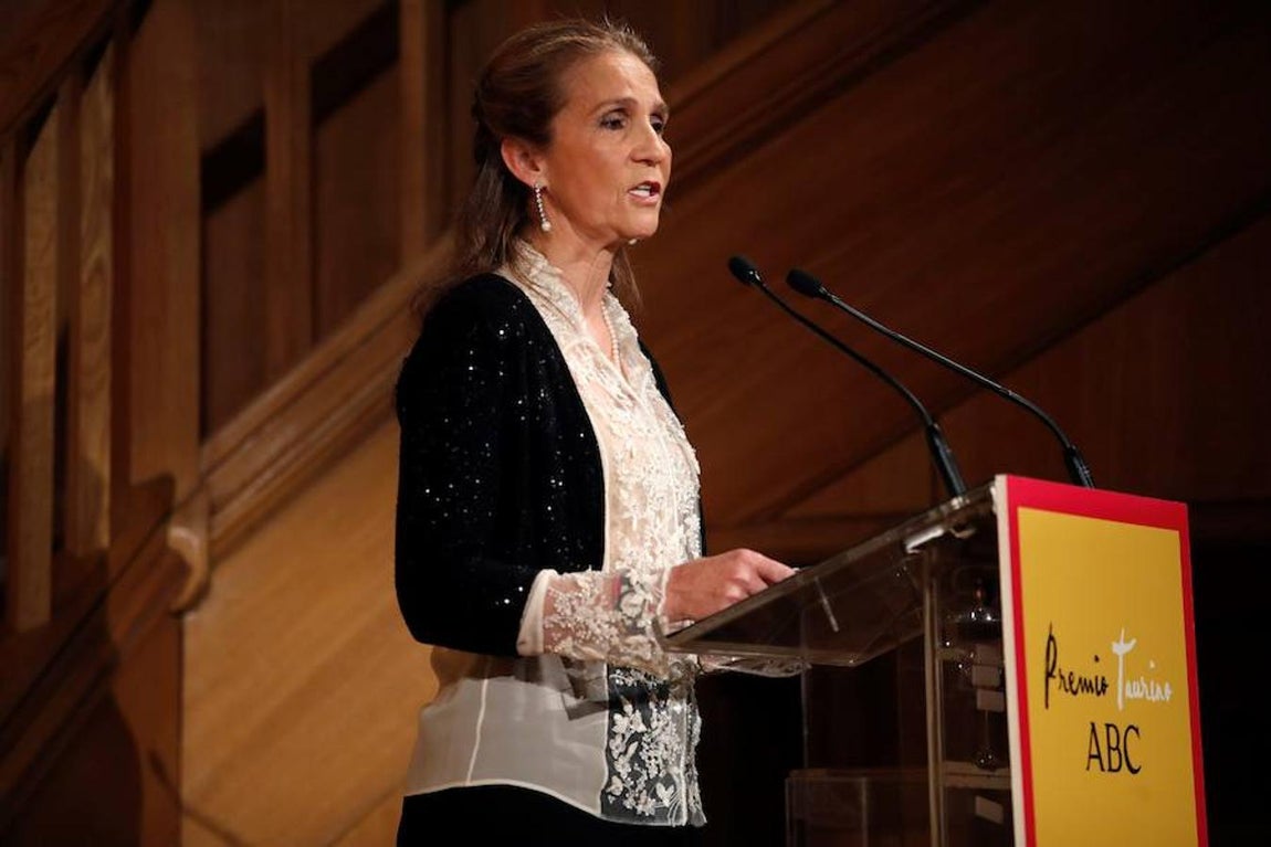 La infanta Elena pronuncia unas palabras tras recibir el Premio Taurino ABC, en su décima edición.. 