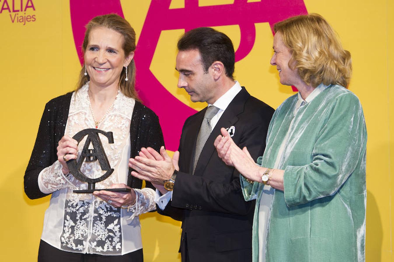 La infanta Elena recibe el Premio Taurino ABC, en su décima edición. Enrique Ponce y Catalina Luca de Tena.. 