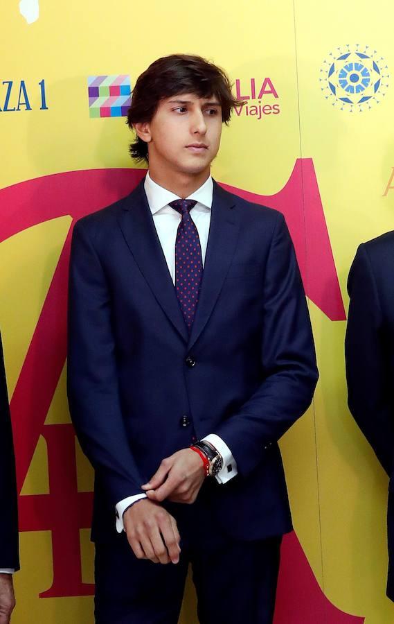 El diestro peruano Andrés Roca Rey posa a su llegada a la entrega del X Premio Taurino ABC, otorgado a la infanta Elena.. 