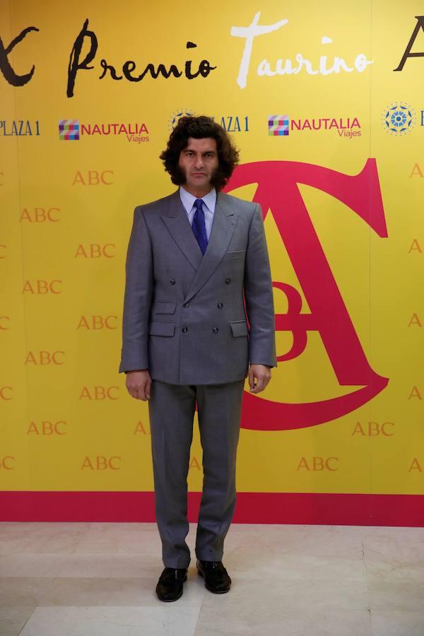 El diestro Morante de la Puebla posa a su llegada a la entrega del X Premio Taurino ABC, otorgado a la infanta Elena.. 