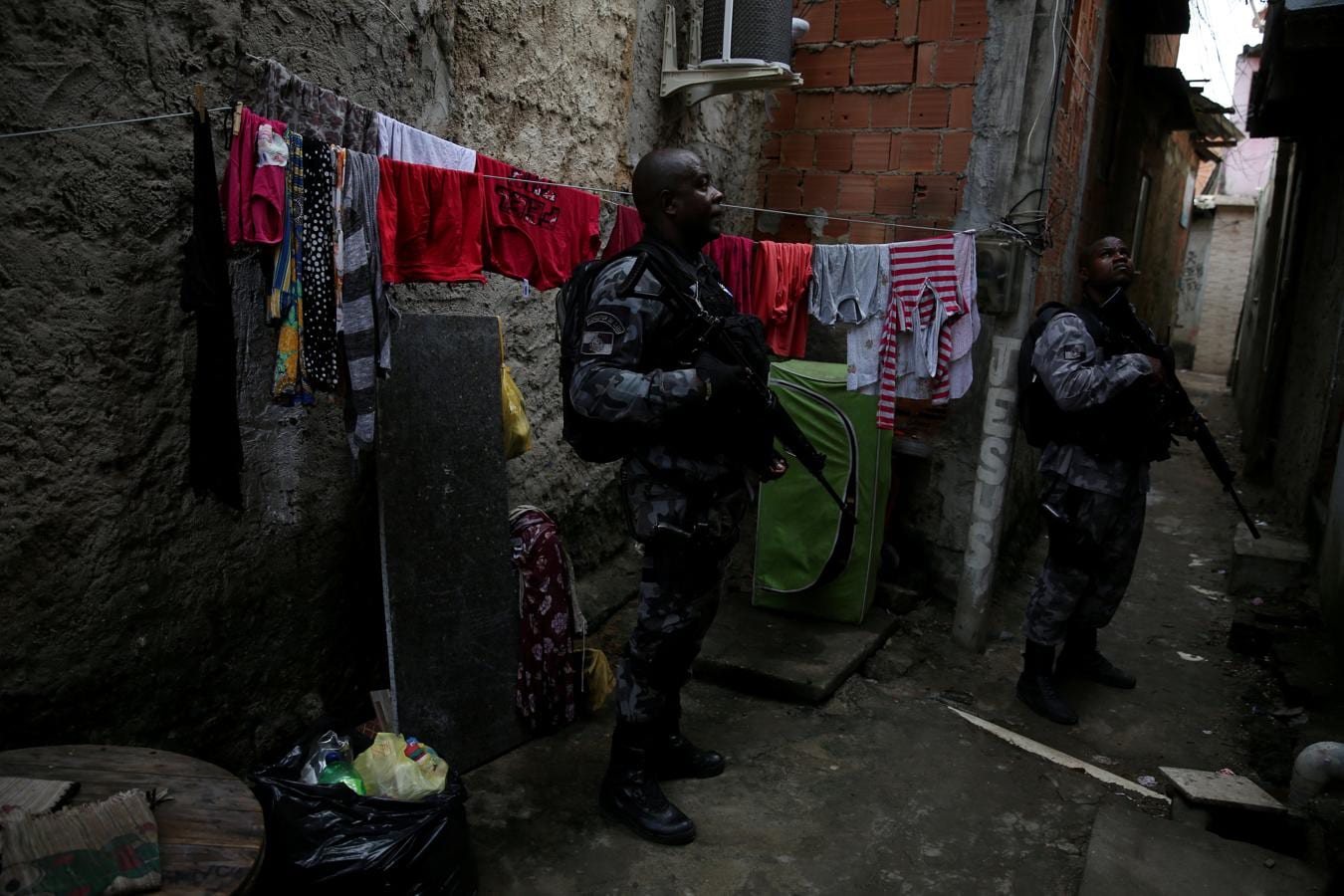 Patrullas de militares repartidas por el callejero de la favela de Kelson. 