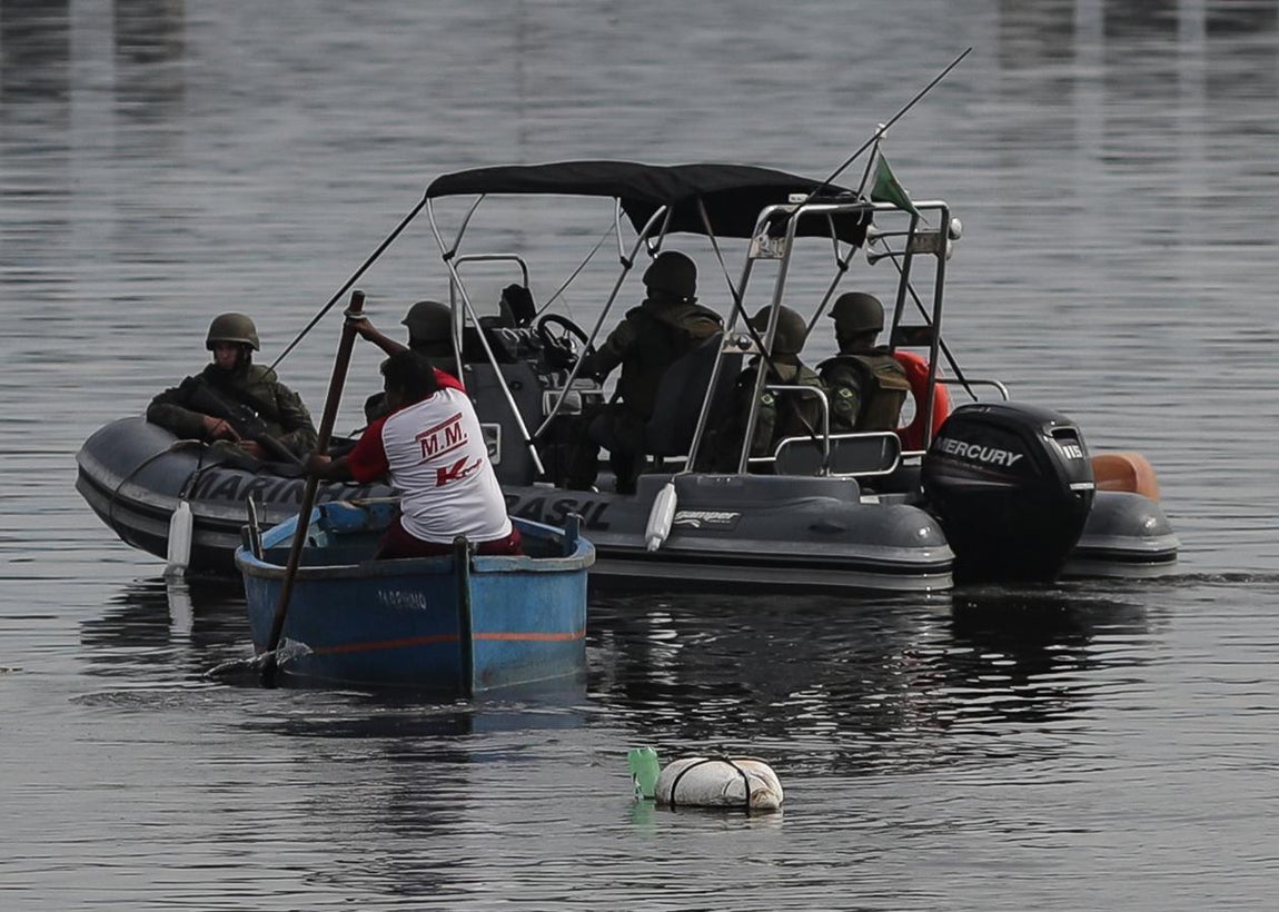 Autoridades brasileñas, en medio de una operación el pasado martes en Río de Janeiro. Militares de las Fuerzas Armadas y agentes de los cuerpos policiales brasileños lanzaron una nueva operación contra el crimen organizado y el narcotráfico en la favela Kelson en la zona norte de la ciudad carioca, cuya seguridad está bajo el control del Ejército desde la semana pasada. 