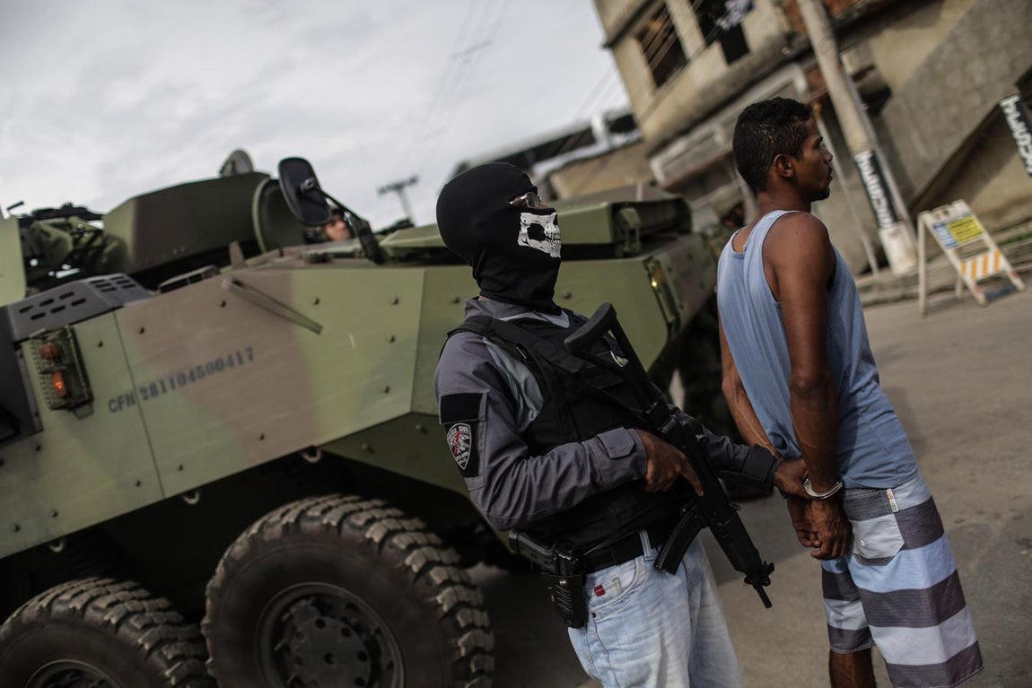 Un sospechoso, detenido durante la operación emprendida en las favelas de Río. 