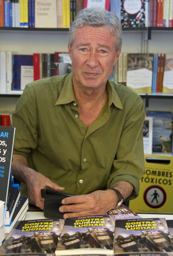 Con el paso del tiempo, Vestrynge ha dejado atrás las gafas, la gomina y la ideología: ahora apoya a Podemos. 