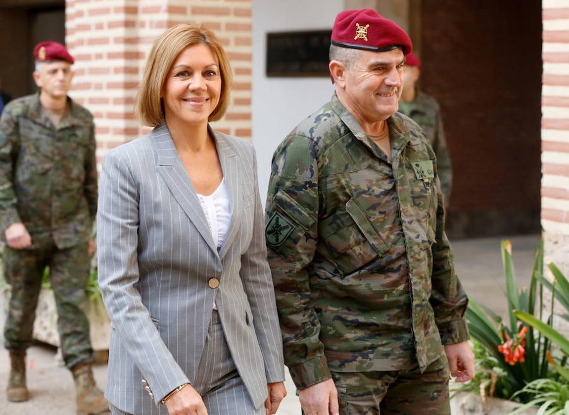 María Dolores de Cospedal nos tiene acostumbrados a la media melena. 