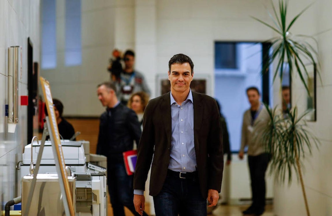 Esta es la imagen más habitual de Pedro Sánchez: traje, camisa y sin corbata. 
