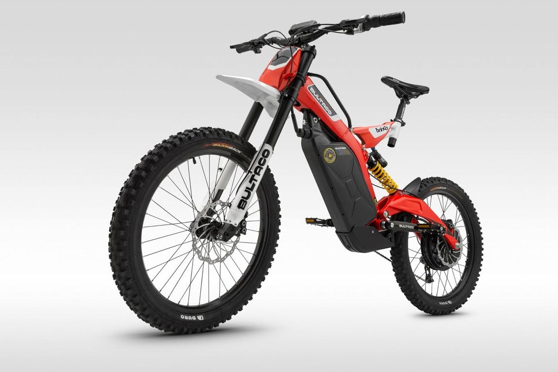 Bultaco Brinco C. La legendaria marca española ha vuelto al mercado con una gama de motocicletas eléctricas. Una de las más urbanas es la Brinco R, una mezcla entre bicicleta y motocicleta. Este modelo incorpora un motor eléctrico situado en el buje de la rueda trasera, dispone de una potencia total de 2,5 KW y 60 Nm de par. Además para ser aún más eco, se presenta la opción de poder pedalear como si fuera una bicicleta