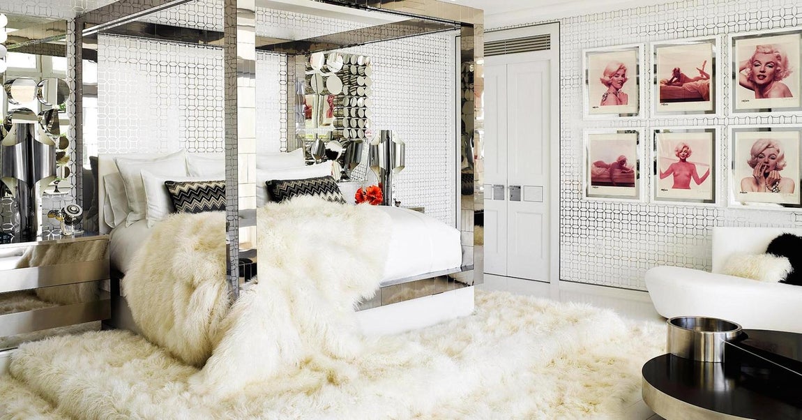 Dormitorio principal. Es una sala de exposiciones en sí misma. Cada pieza del mobiliario vintage es una obra de arte: la cama con dosel Paul Evans, la mesa de cóctel Willy Rizzo y el sofá de Vladimir Kagan son las piezas más destacadas. También hay un sofá tapizado por Schumacher y una gran alfombra blanca que cubre todo el dormitorio, es de lana de cordero de Mongolia, una creación de Aga John Oriental Rugs. Aunque la perla del dormitorio es la serie completa de fotografías de Marilyn Monroe por Bert Stern que vigilal desde la pared.
