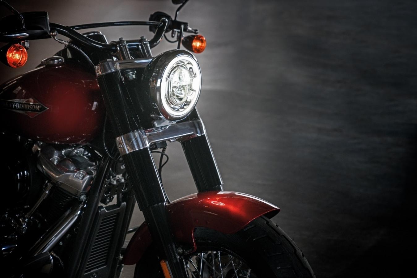 Harley-Davidson Softail Slim 2018. Su estética sigue siendo una bobber inspirada en las motos de la II Guerra Mundial. La moto en si es espectacular, en similitud al resto de la familia Harley ha recibido el nuevo motor Milwaukee-Eight 107, una nueva variante más moderno y ligero, exactamente 16 kg menos de peso
