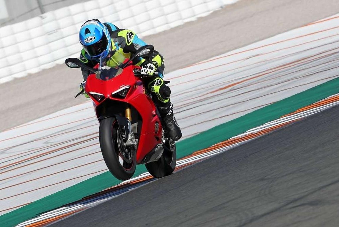 Ducati Panigale V4. La Panigale V4 es una de las motos que más han dado que hablar desde su presentación, posiblemente sea una de las motos más deportivas del momento gracias a sus 214 CV de potencia, su liviano peso de 175 kg y la tecnología heredara directamente de MotoGP