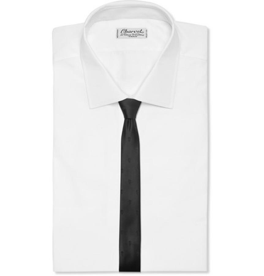 Corbata de Alexander McQueen. Corbata fina realizada en seda de color negro, de Alexander McQueen (Precio: 125 euros)