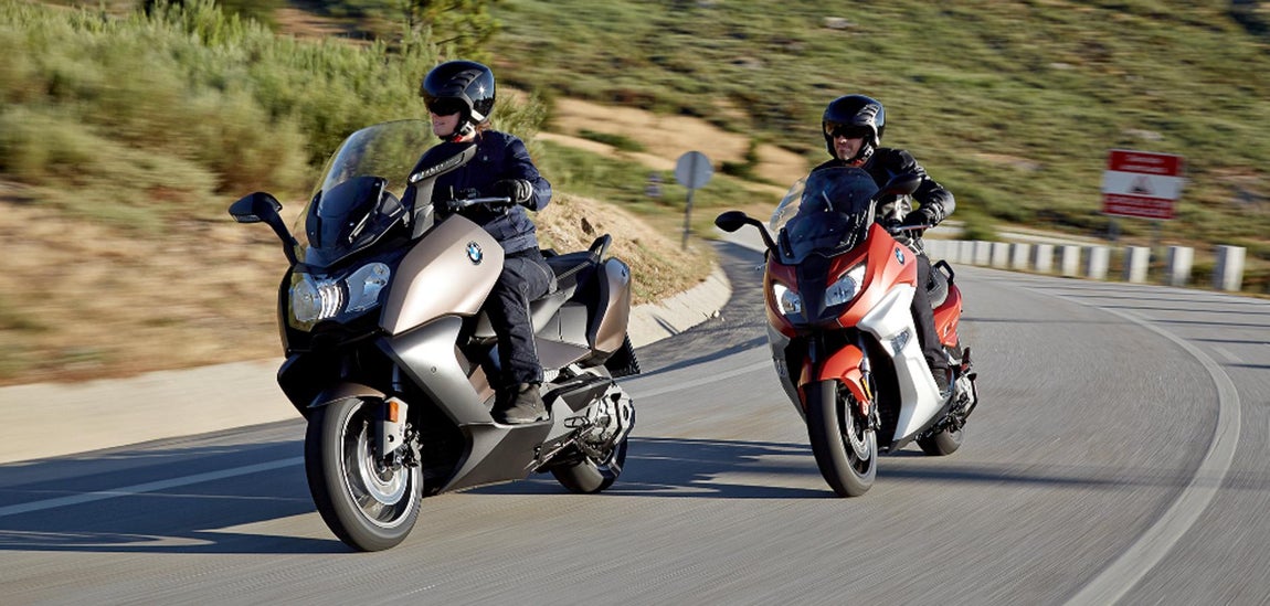 BMW C 650 Sport. Las maxi scooter están conquistando las ciudades. La combinación de motores potentes con la versatilidad de una carrocería scooter, están consiguiendo ser la preferida de las grandes urbes. En la versión 2018 se ha potenciado su aspecto deportivo gracias a un diseño más agresivo y unos reglajes más dinámicos